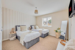 Beautiful Detached House with Study Room, SmartTVs, Fast Wifi and Free Driveway Parking by Yoko Property
